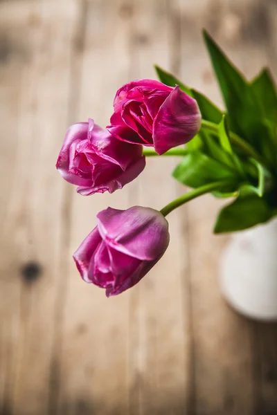 Vase de tulipes naturelles. fleurs sur un fond en bois — Photo