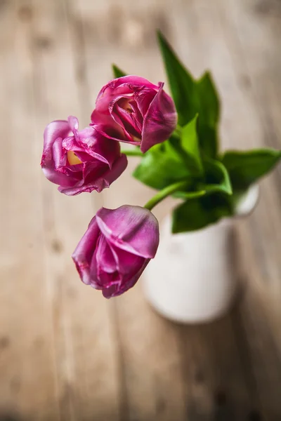 Vase de tulipes naturelles. fleurs sur un fond en bois — Photo