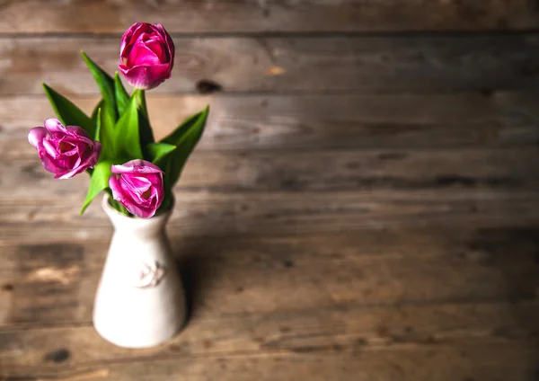 Vase de tulipes naturelles. fleurs sur un fond en bois — Photo