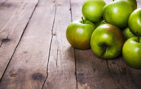Ripe green apples on wooden background. fruits — Stock Photo, Image