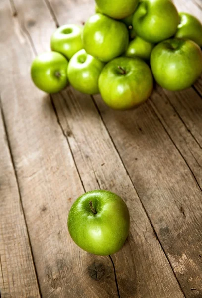 Reife grüne Äpfel auf Holzgrund. Früchte — Stockfoto