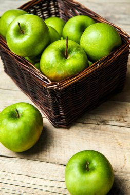 meyve. ahşap masa üzerinde bir sepet elma