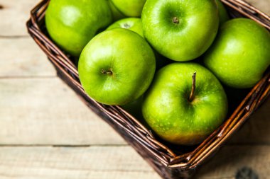 meyve. ahşap masa üzerinde bir sepet elma