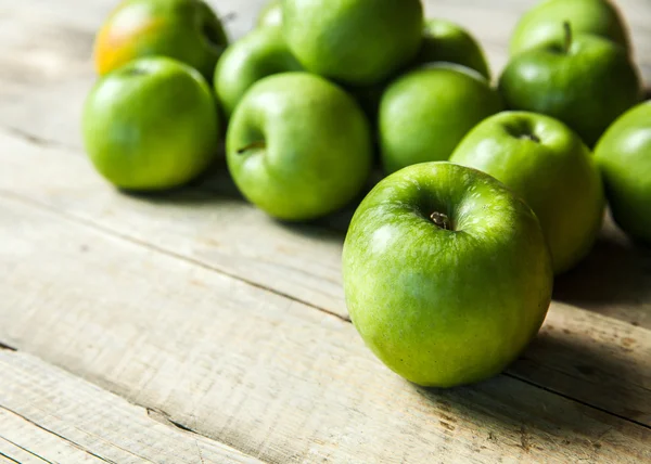Fruit. Ripe green apples on wooden background — Stock Photo, Image