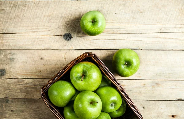 Fruta. manzanas en una canasta sobre una mesa de madera — Foto de Stock