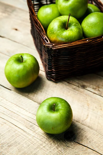 Früchte. Äpfel im Korb auf Holztisch — Stockfoto