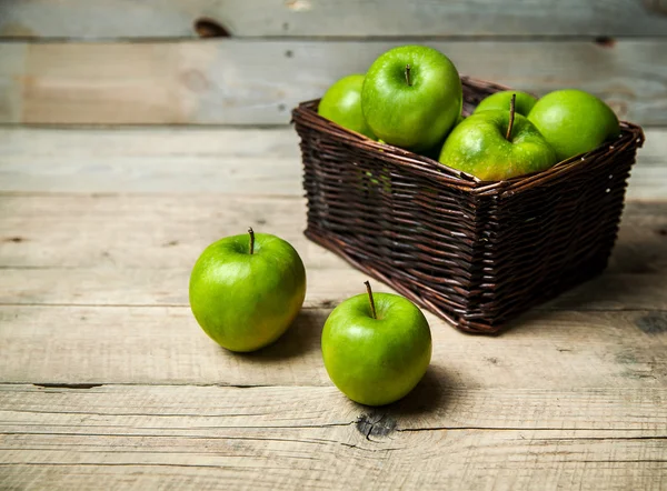 Früchte. Äpfel im Korb auf Holztisch — Stockfoto