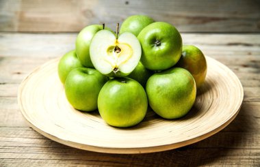 meyve. ahşap arka plan üzerine bir kase içinde elma