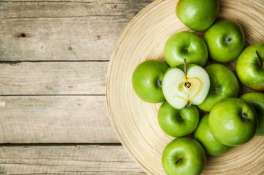 meyve. ahşap arka plan üzerine bir kase içinde elma