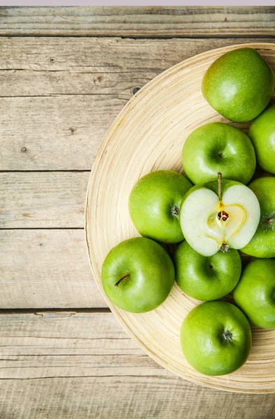 Fruit. appels in een kom op houten achtergrond — Stockfoto