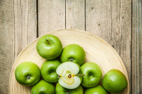 Früchte. Äpfel in einer Schüssel auf hölzernem Hintergrund — Stockfoto