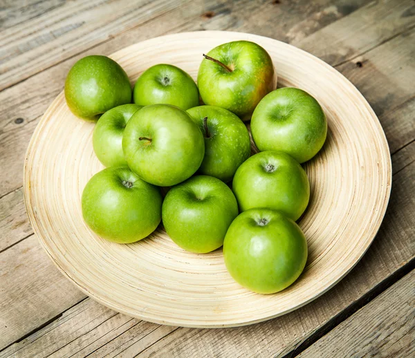 Fruit. appels in een kom op houten achtergrond — Stockfoto