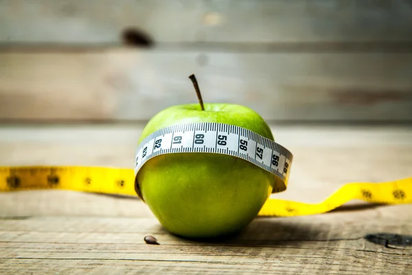 Fruta. Manzana y centímetro. Alimentación saludable —  Fotos de Stock