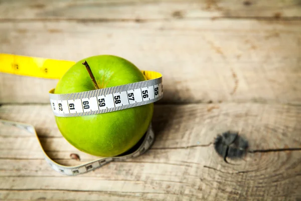 Fruta. Manzana y centímetro. Alimentación saludable —  Fotos de Stock