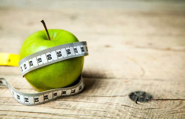 Fruta. Manzana y centímetro. Alimentación saludable —  Fotos de Stock