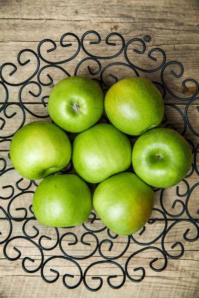 Früchte. Äpfel in einer Schüssel auf hölzernem Hintergrund — Stockfoto