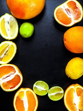 narenciye meyve bir siyah arka plan üzerine dilimlenmiş. Gıda