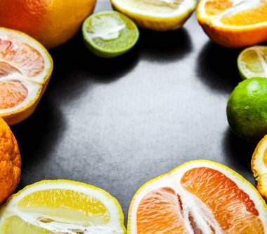 narenciye meyve bir siyah arka plan üzerine dilimlenmiş. Gıda