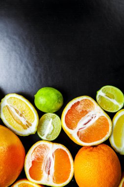 narenciye meyve bir siyah arka plan üzerine dilimlenmiş. Gıda