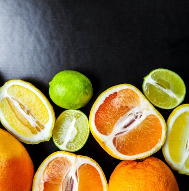 narenciye meyve bir siyah arka plan üzerine dilimlenmiş. Gıda