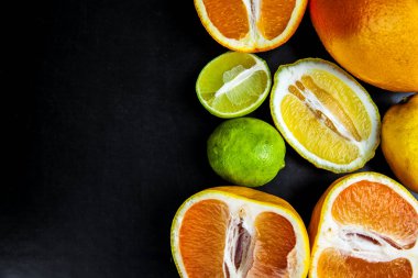 narenciye meyve bir siyah arka plan üzerine dilimlenmiş. Gıda