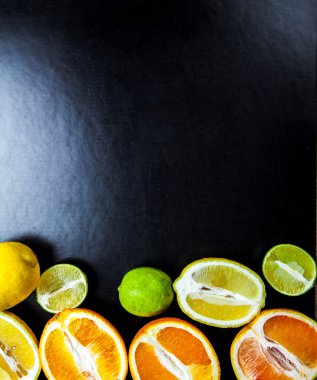 narenciye meyve bir siyah arka plan üzerine dilimlenmiş. Gıda