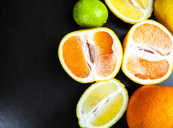 narenciye meyve bir siyah arka plan üzerine dilimlenmiş. Gıda