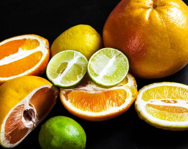 narenciye meyve bir siyah arka plan üzerine dilimlenmiş. Gıda