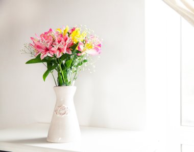 Masada Vazoda Çiçekler alstroemeria