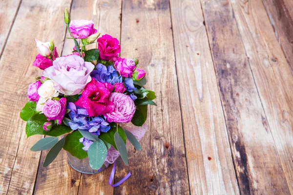 Flores. ramo de rosas sobre un fondo de madera — Foto de Stock