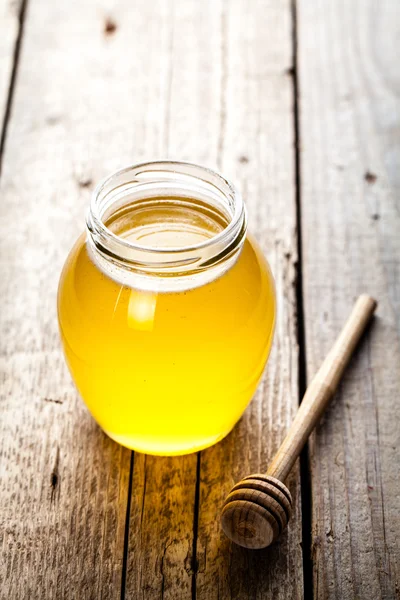 蜂蜜ディッパーと蜂蜜の瓶 — ストック写真