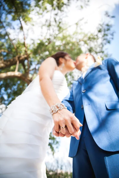 A loving couple holding hands and kissing. — Stock Photo, Image