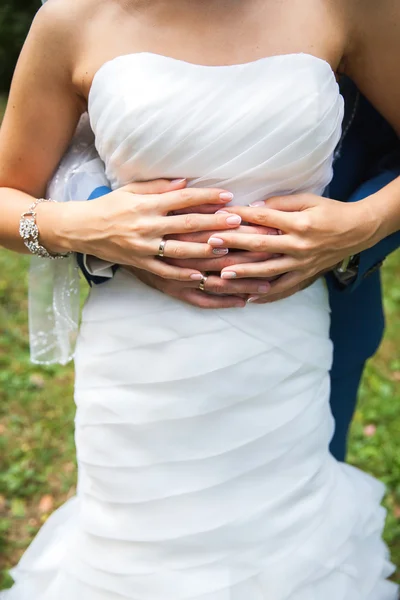 Amantes casal de mãos dadas. Anéis de casamento. Vestido de casamento . — Fotografia de Stock