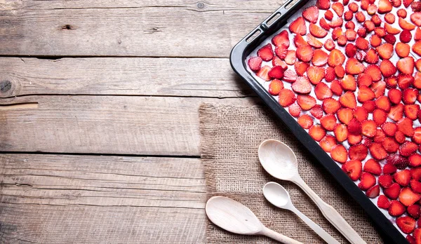 Frukt. skivade jordgubbar med träslevar — Stockfoto