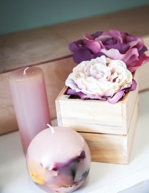 çiçek vazo ile yapay çiçekler çok güzel. mum