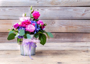 çiçekler. ahşap arka plan üzerinde gül buketi