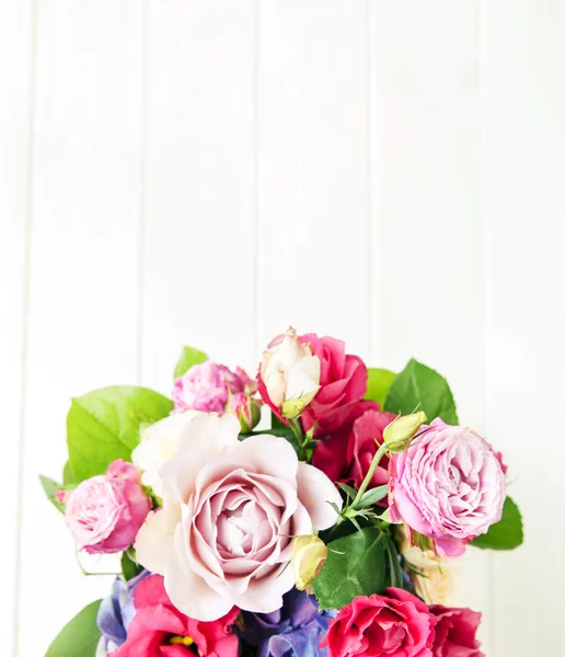 Flores. ramo de rosas en un cubo — Foto de Stock