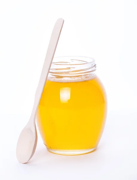 Skleněné nádoby plné medu na bílém pozadí. jídlo, léky — Stock fotografie