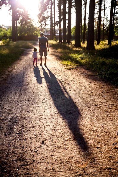 Vader en dochter op de zonsondergang keer. — Stockfoto