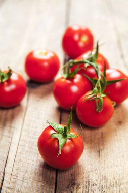 Kırsal ahşap arka planda taze kiraz domatesleri