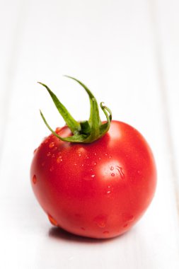 ahşap masa üzerinde kırmızı domates