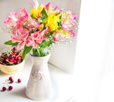 Alstroemeria çiçekleri kiraz ile