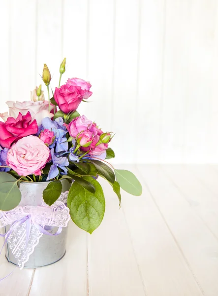 Flowers. bouquet of roses in a bucket — Stock Photo, Image