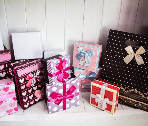 Caja de regalo. caja de regalos coloridos . — Foto de Stock