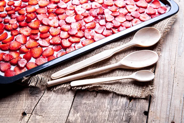 Früchte. Erdbeere in Scheiben geschnitten mit Holz — Stockfoto