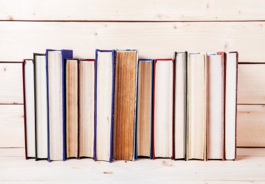 eski kitap raf boş dikenleri