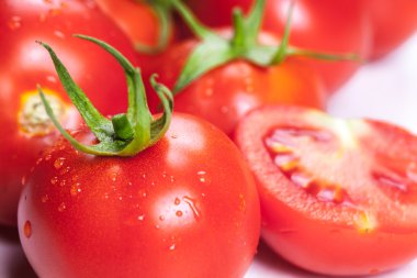 ahşap masa üstünde kırmızı domates