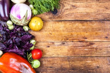 Tahta arka planda taze sebzeler