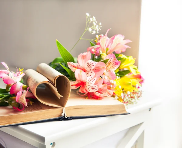 Alstroemeria flores con libro en jarrón — Foto de Stock