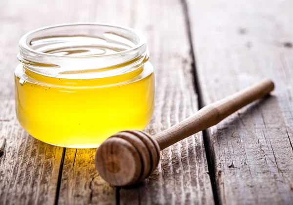 Sklenice medu s medem naběračka — Stock fotografie